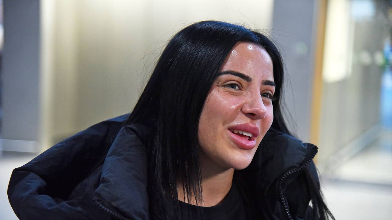 Das Foto zeigt die ehemalige Dschungelcamperin Leyla Lahouar am Flughafen Frankfurt Main.