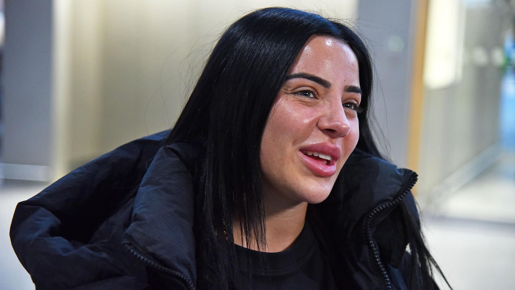 Das Foto zeigt die ehemalige Dschungelcamperin Leyla Lahouar am Flughafen Frankfurt Main.