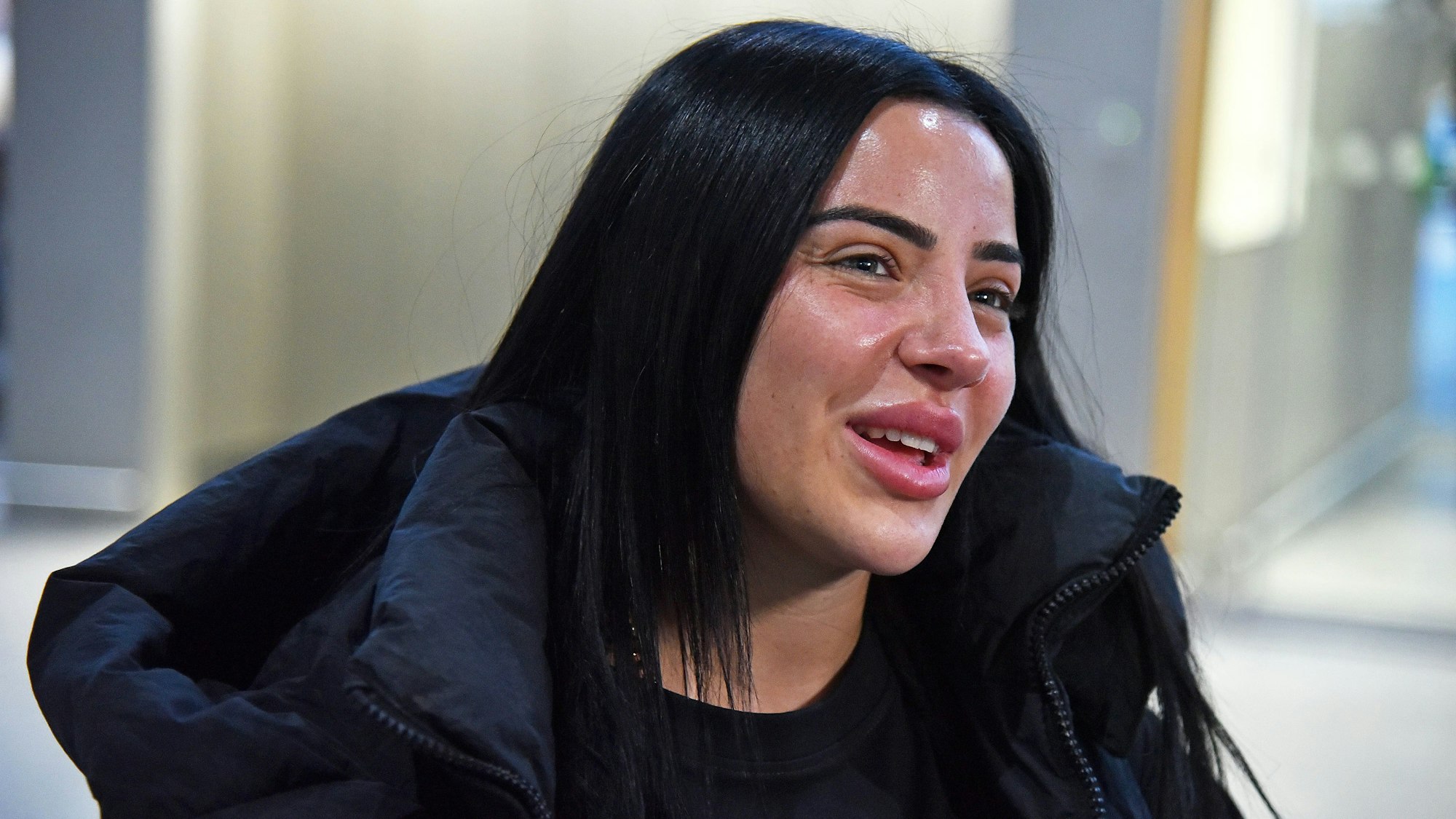 Das Foto zeigt die ehemalige Dschungelcamperin Leyla Lahouar am Flughafen Frankfurt Main.