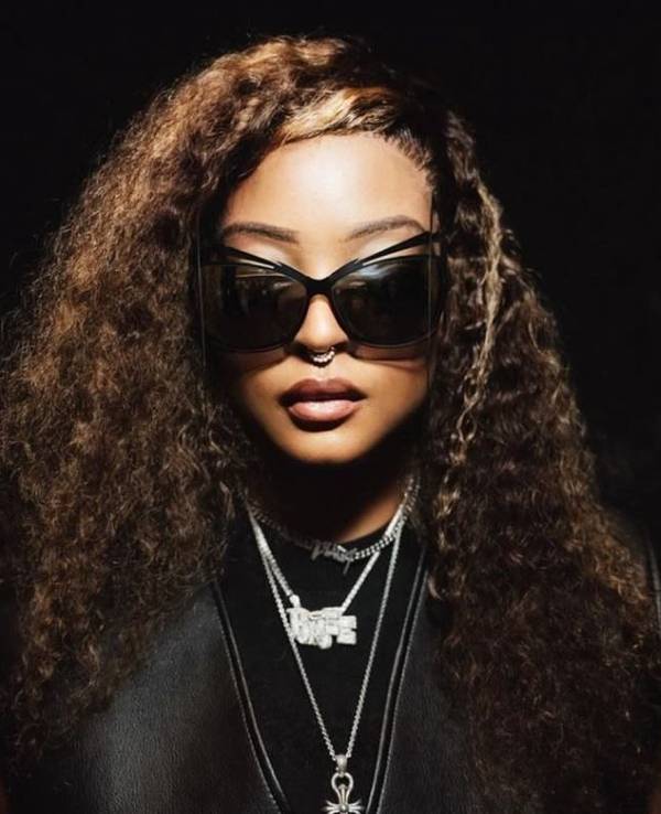 Das Selfie zeigt Brenda Biya, die Tochter des kamerunischen Präsidenten. Sie hat das Selfie am 25. April 2024 bei Instagram veröffentlicht. Quelle: Instagram / kingnastyy