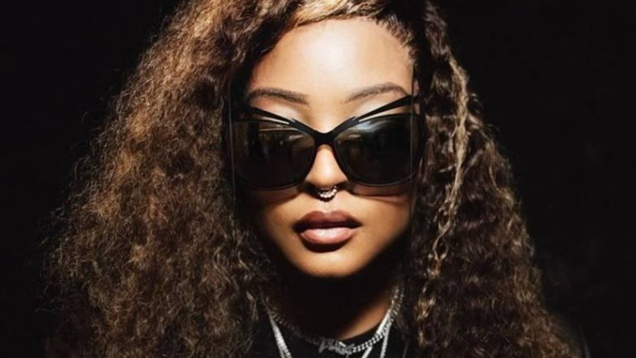 Das Selfie zeigt Brenda Biya, die Tochter des kamerunischen Präsidenten. Sie hat das Selfie am 25. April 2024 bei Instagram veröffentlicht. Quelle: Instagram / kingnastyy