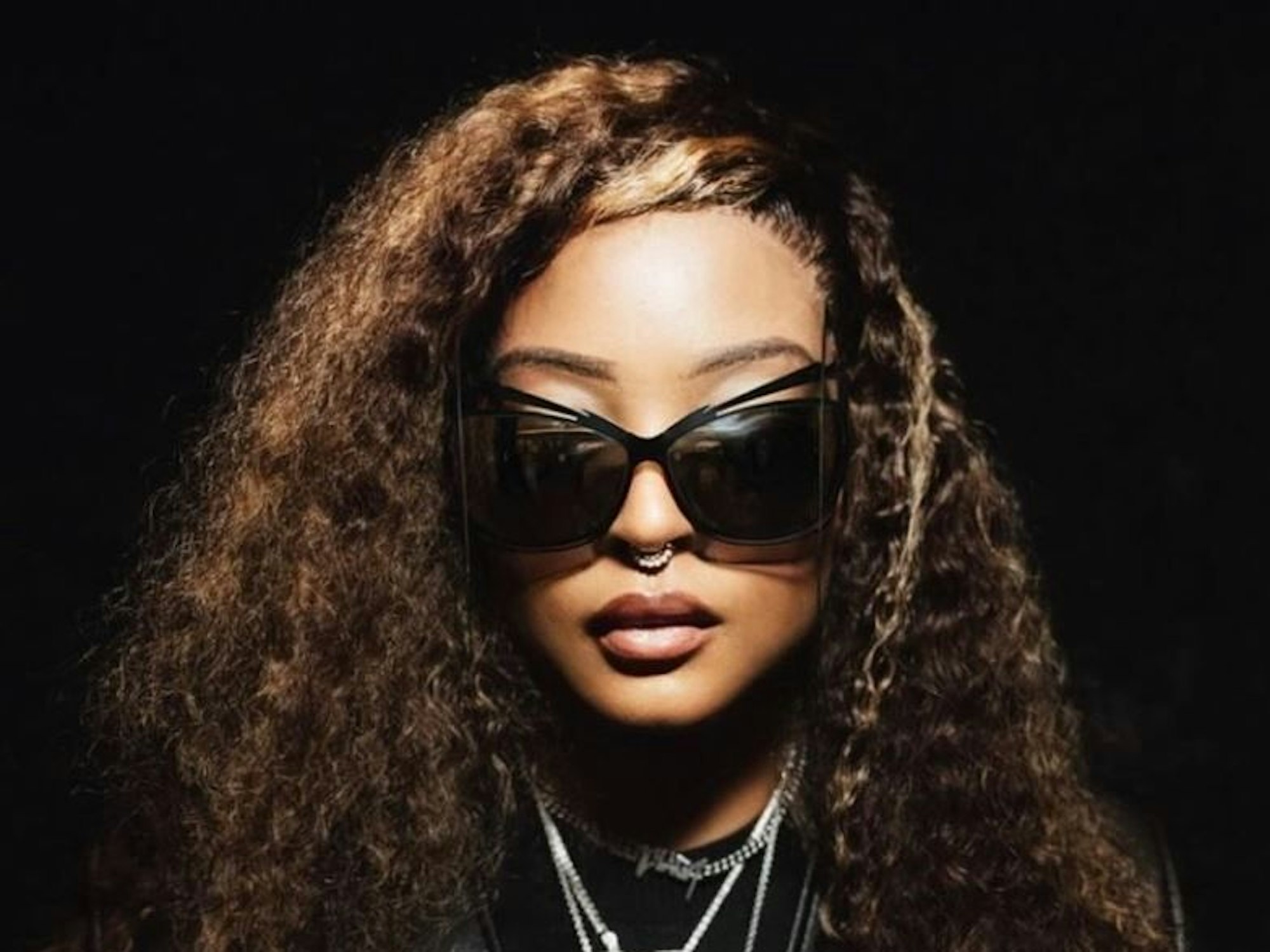 Das Selfie zeigt Brenda Biya, die Tochter des kamerunischen Präsidenten. Sie hat das Selfie am 25. April 2024 bei Instagram veröffentlicht. Quelle: Instagram / kingnastyy