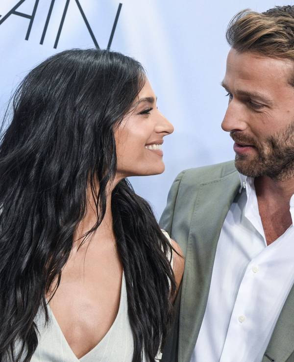 Amira Pocher und Christian Düren kommen zur Show des Labels Marc Cain in die Kolonnaden mit Triumphtor am Neuen Palais.