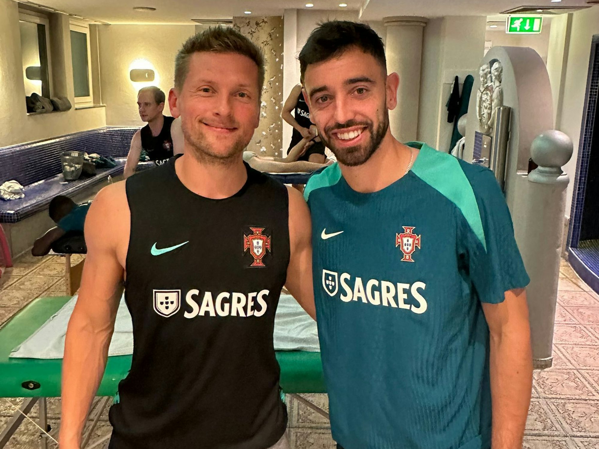Physiotherapeut Nico Lissewski mit Bruno Fernandes.