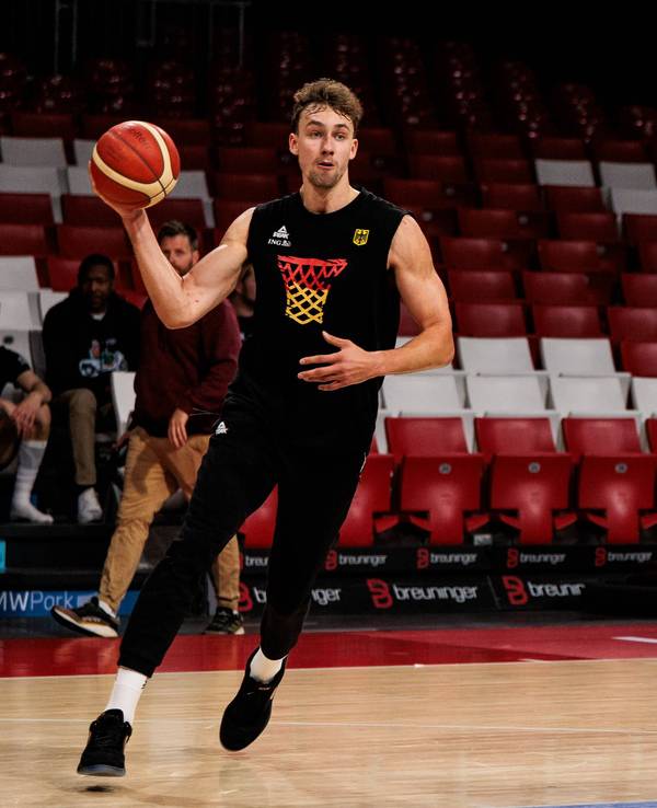 Basketballer Franz Wagner zieht im Training zum Korb.