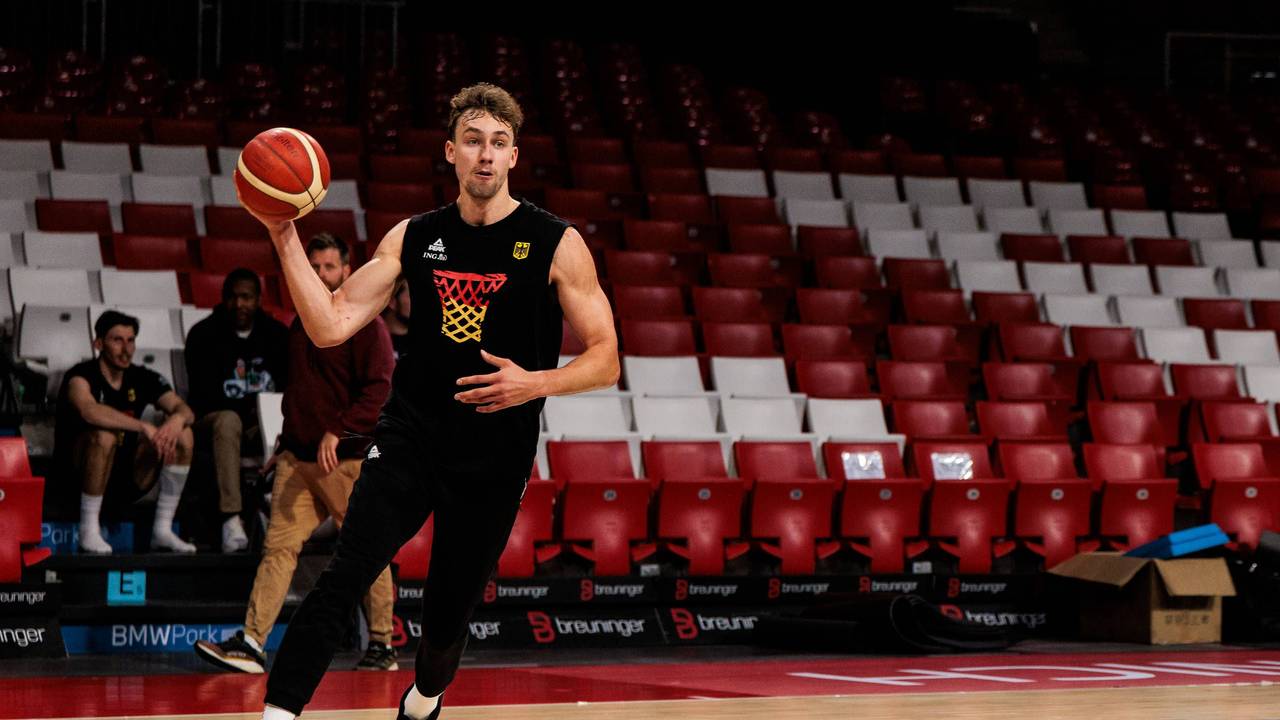 Basketballer Franz Wagner zieht im Training zum Korb.