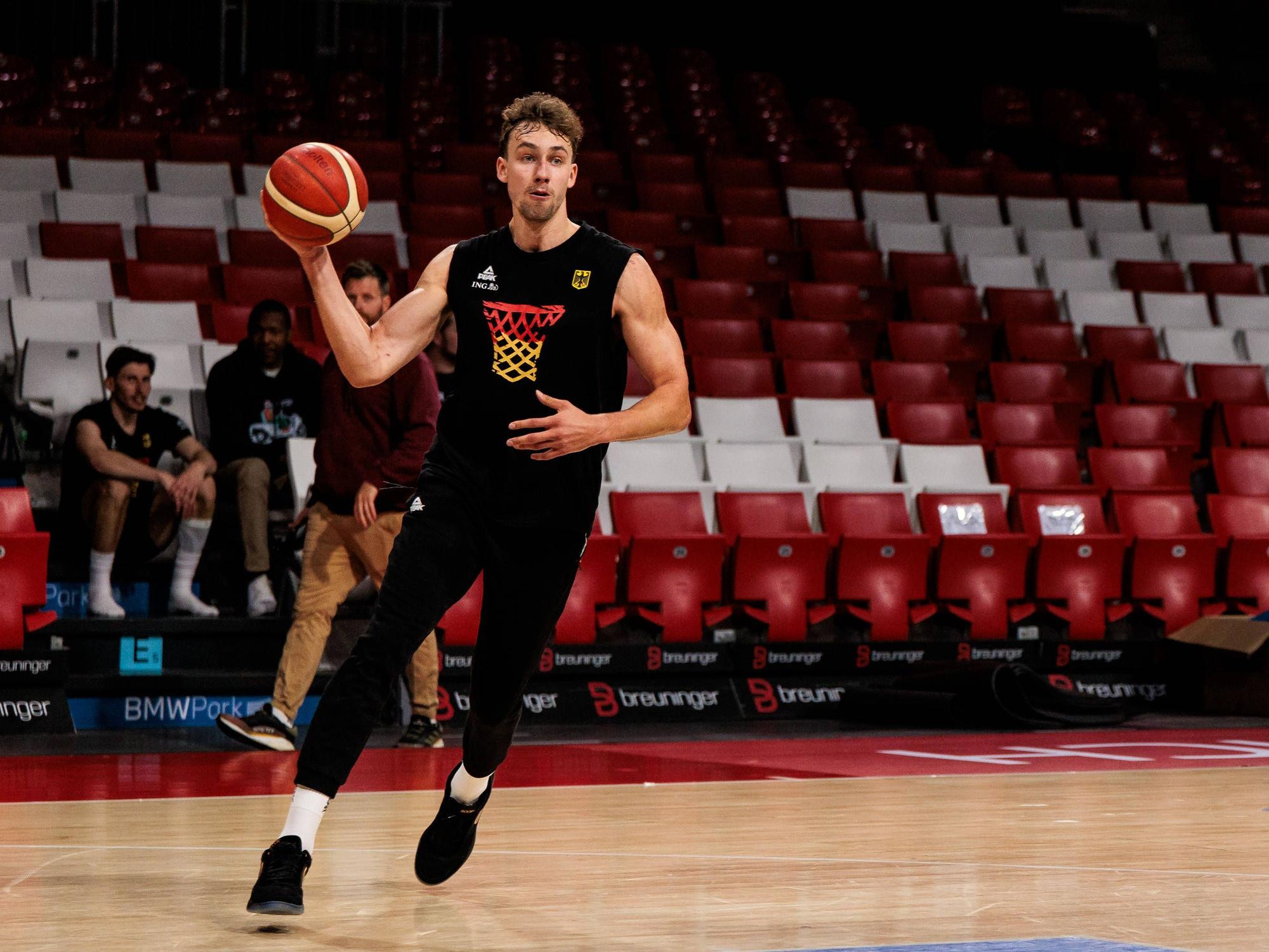 Basketballer Franz Wagner zieht im Training zum Korb.