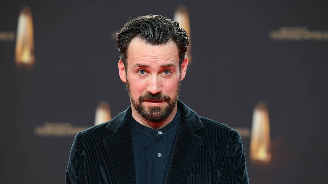 Moderator Jan Köppen kommt zur Gala und Verleihung des Deutschen Fernsehpreis in Köln.