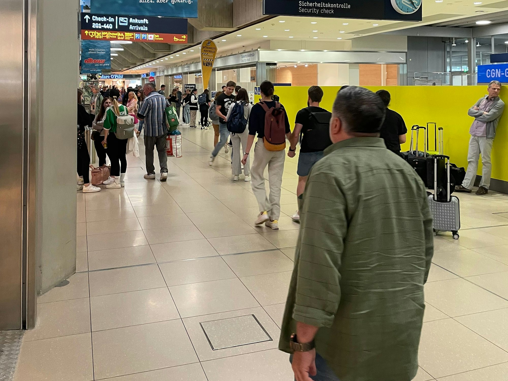 Urlauber am Flughafen Köln/Bonn – und das kurz vor dem Anpfiff des EM-Viertelfinales Deutschland gegen Spanien am 5. Juli 2024.