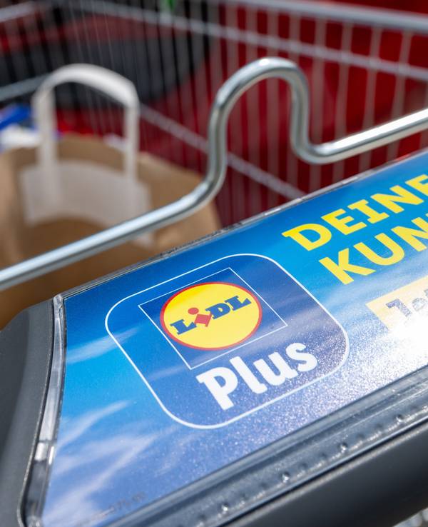 Ein Einkaufswagen mit dem Logo des Discounters Lidl steht am Kofferraum eines PKW in Leipzig.