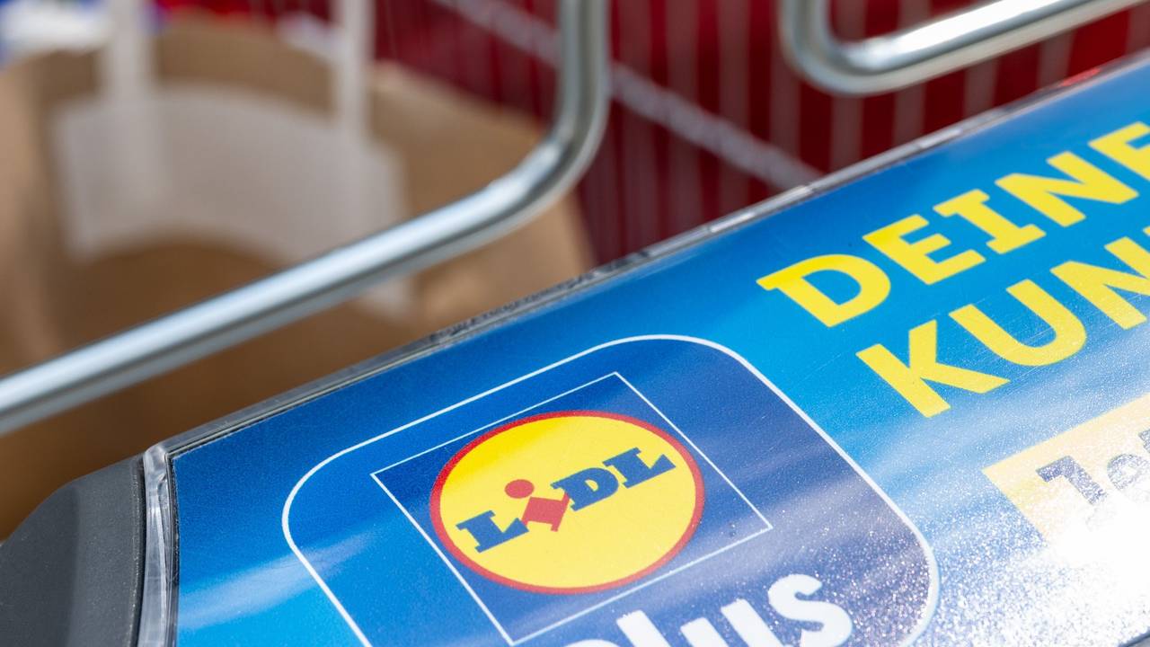 Ein Einkaufswagen mit dem Logo des Discounters Lidl steht am Kofferraum eines PKW in Leipzig.