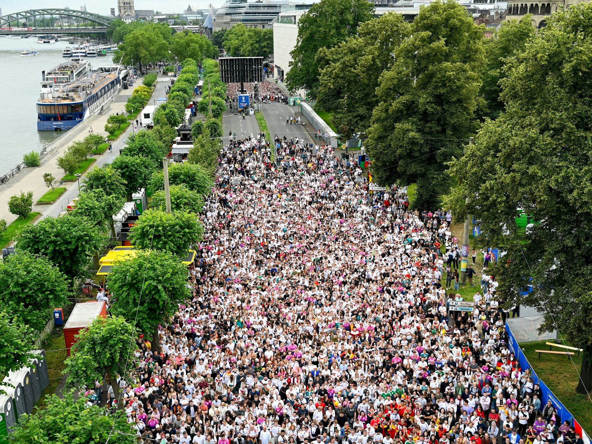 Die Fans fiebern beim Public Viewing am Konrad-Adenauer-Ufer mit.