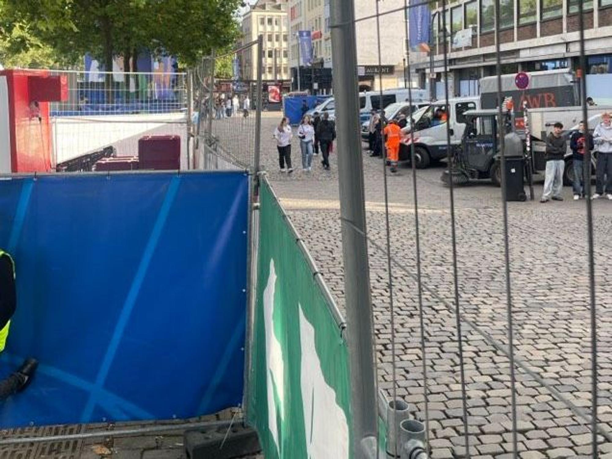 Der verwaiste Bereich der Fanzone am Kölner Heumarkt. Foto vom 5. Juli 2024.