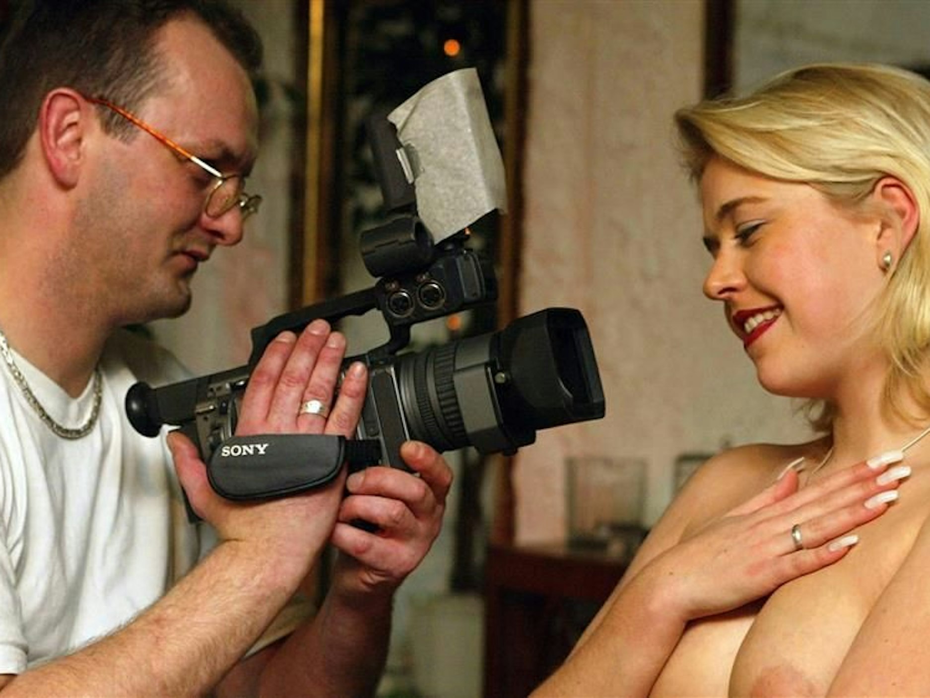 Die Aufnahme vom 10.12.2002 zeigt Darstellerin Leonique und Kameramann Clemens, die im Studio der Glodwick Media GmbH in Norderstedt bei Hamburg an einem Sexy Clip arbeiten.