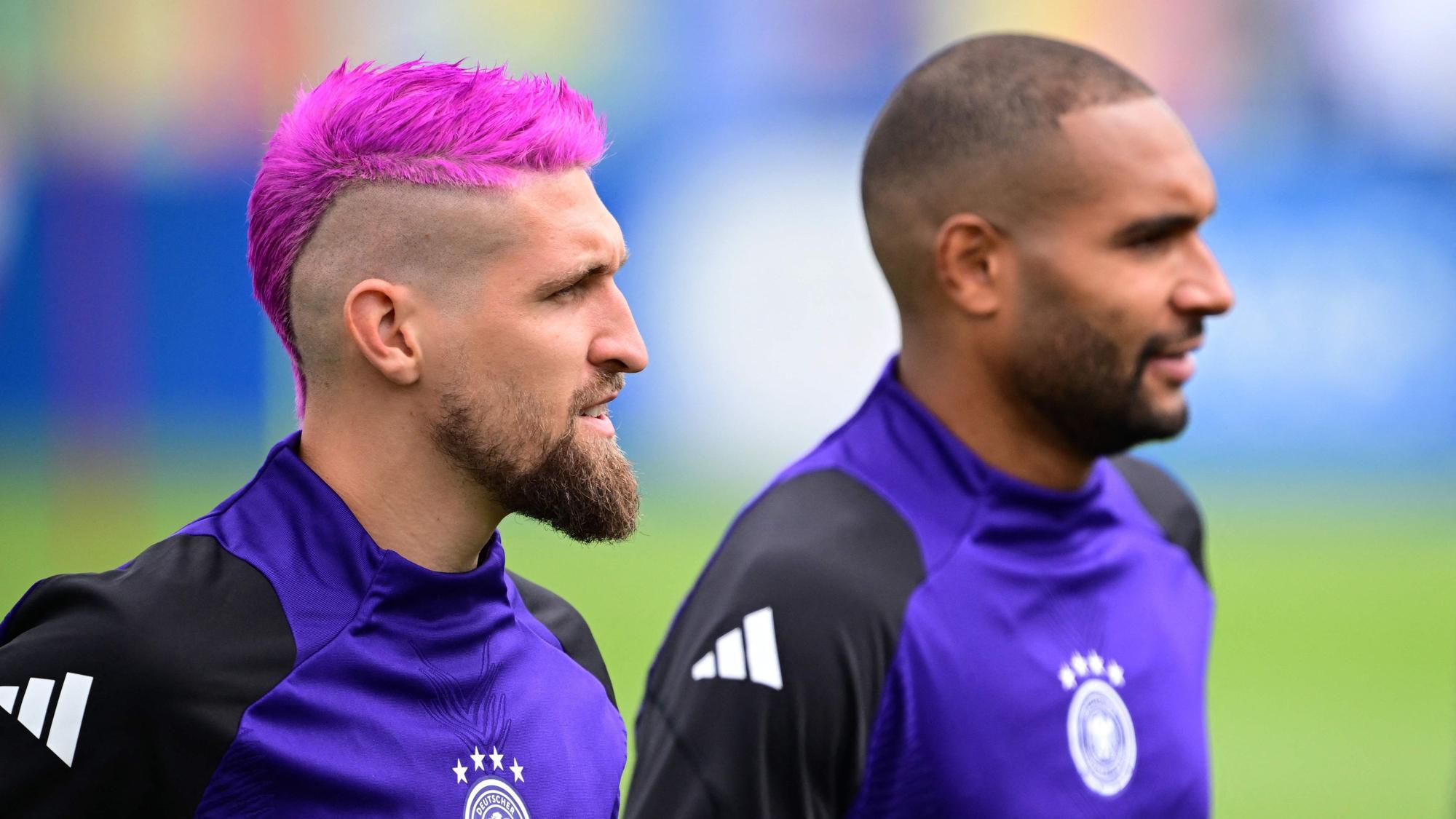 Robert Andrich trainiert mit pinken Haaren.