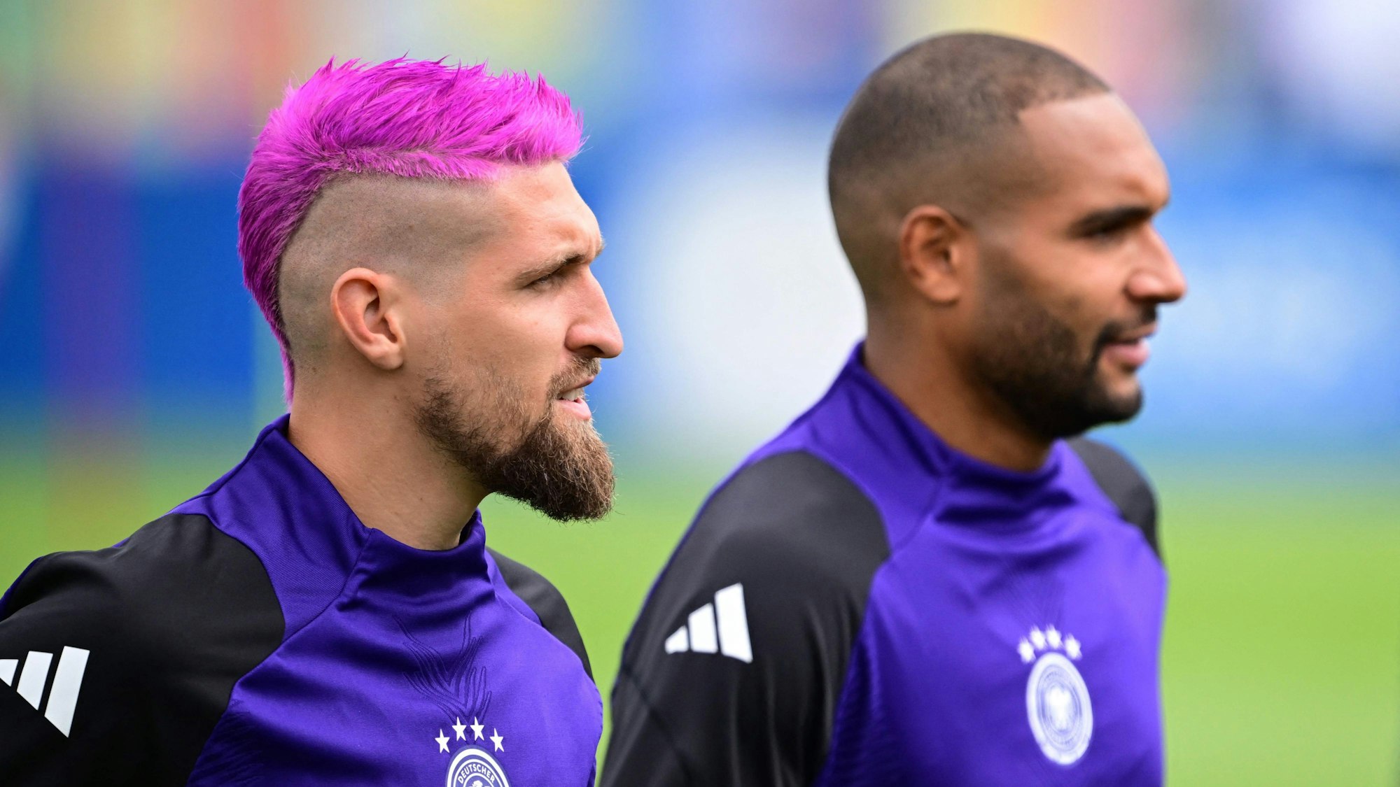 Robert Andrich trainiert mit pinken Haaren.