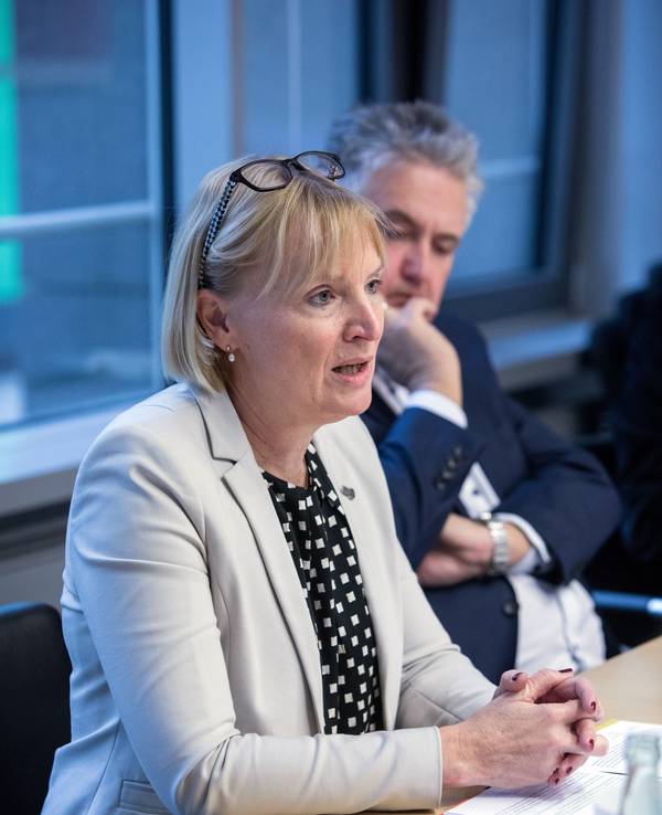 Stefanie Haaks spricht bei einer Pressekonferenz.