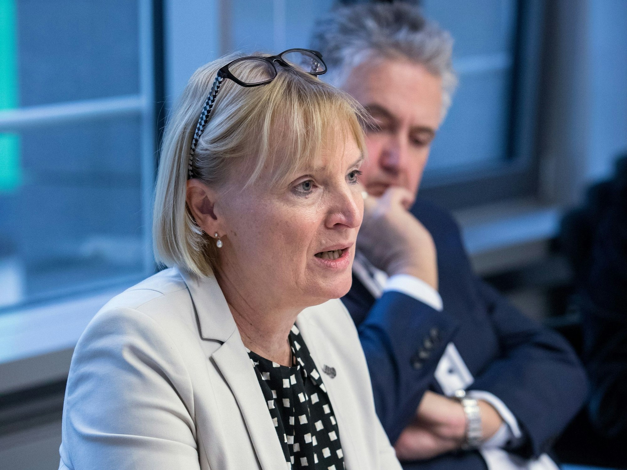 Stefanie Haaks spricht bei einer Pressekonferenz.