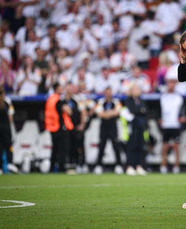 Bundestrainer Julian Nagelsmann steht nach dem EM-Aus alleine auf dem Rasen in Stuttgart.