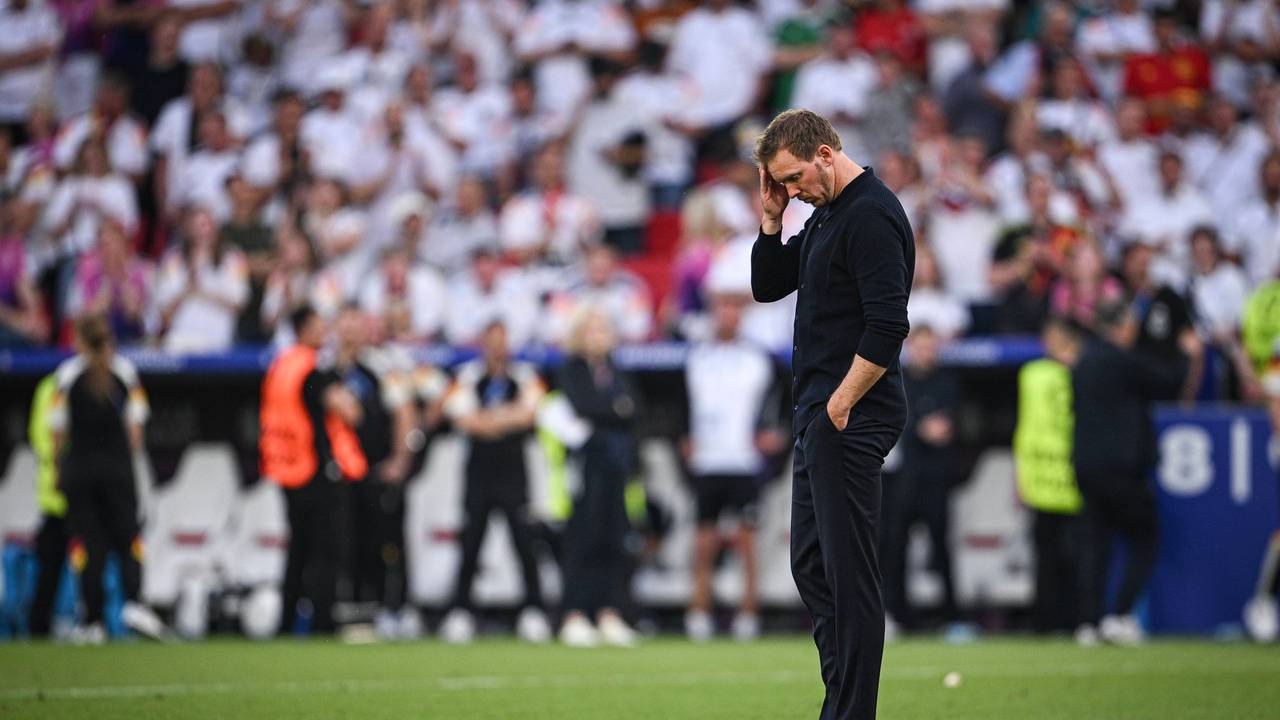 Bundestrainer Julian Nagelsmann steht nach dem EM-Aus alleine auf dem Rasen in Stuttgart.