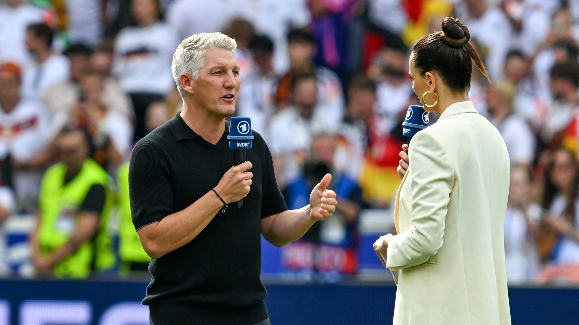 Bastian Schweinsteiger im Gespräch mit Esther Sedlaczek.