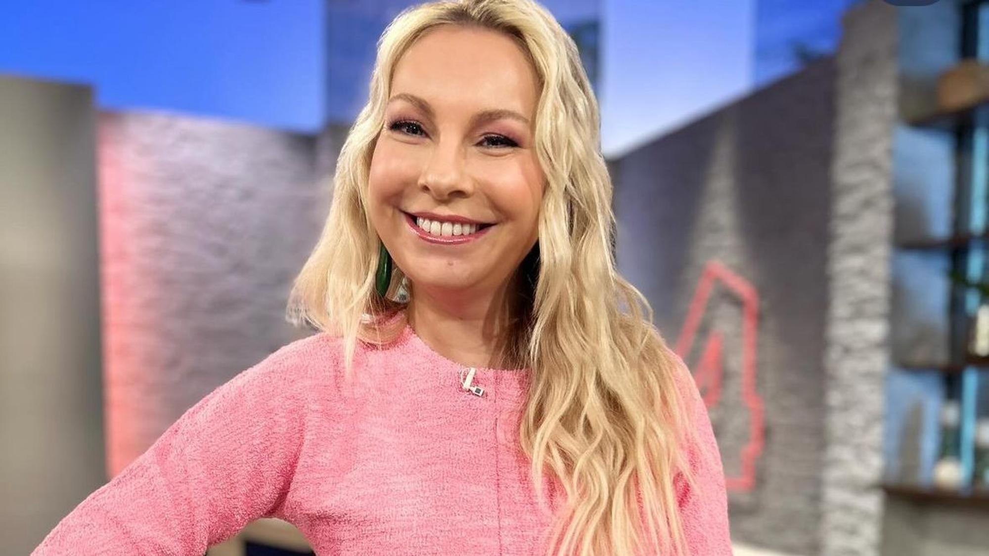 Die Moderatorin Susanne Klehn steht im Studio.