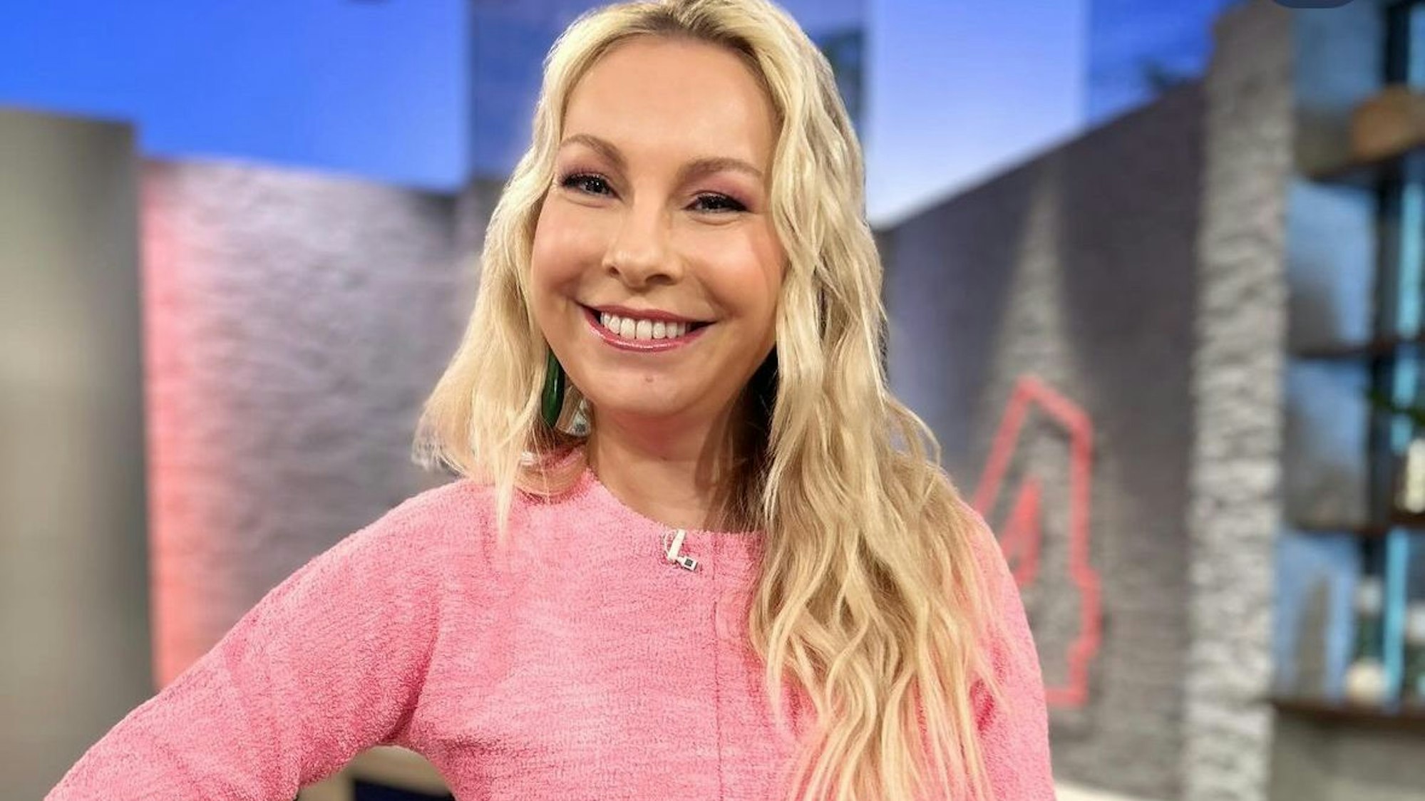 Die Moderatorin Susanne Klehn steht im Studio.