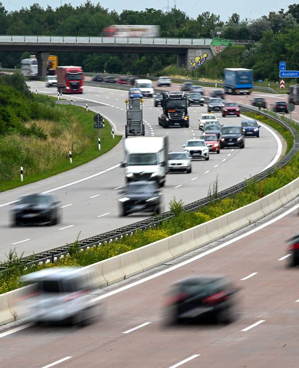 Das Kartellamt warnt: Der Preisaufschlag an Autobahntankstellen wächst (Symbolbild).