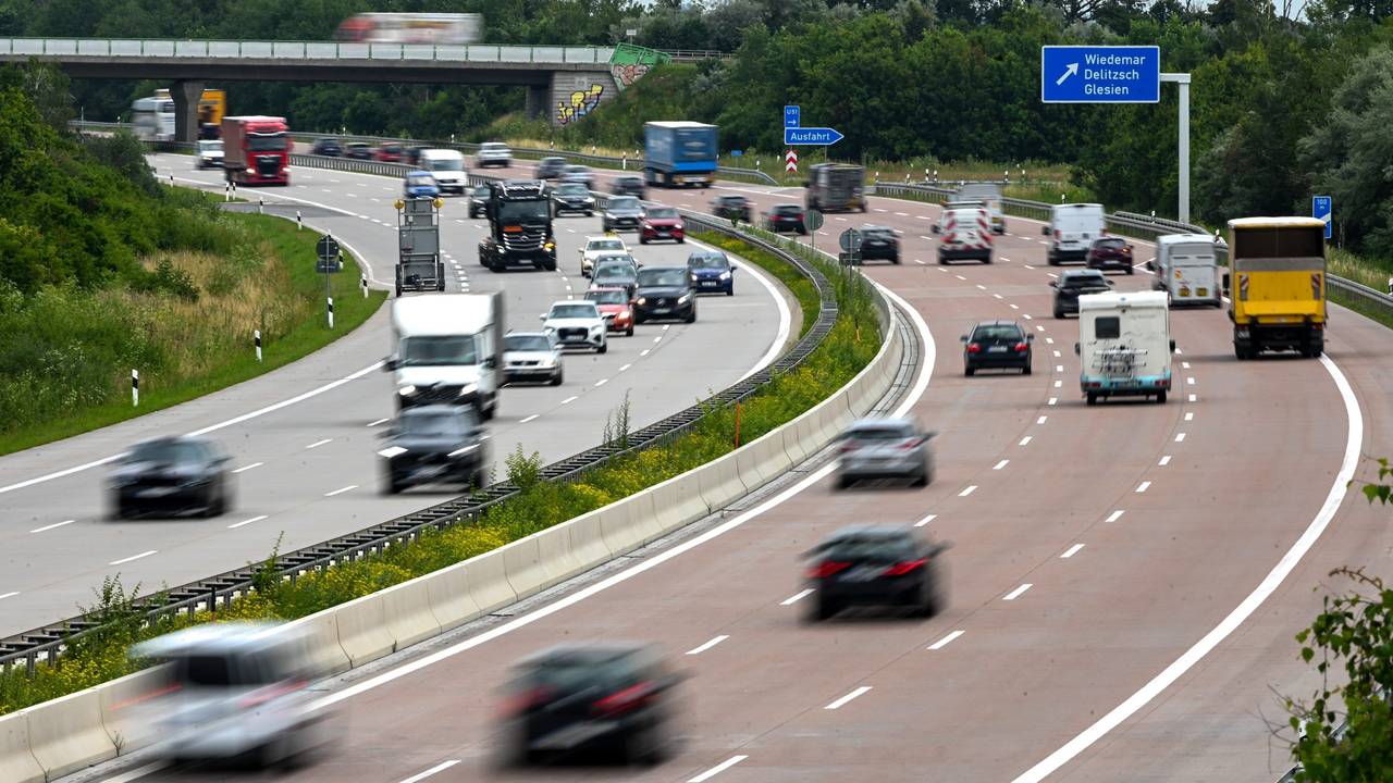 Das Kartellamt warnt: Der Preisaufschlag an Autobahntankstellen wächst (Symbolbild).