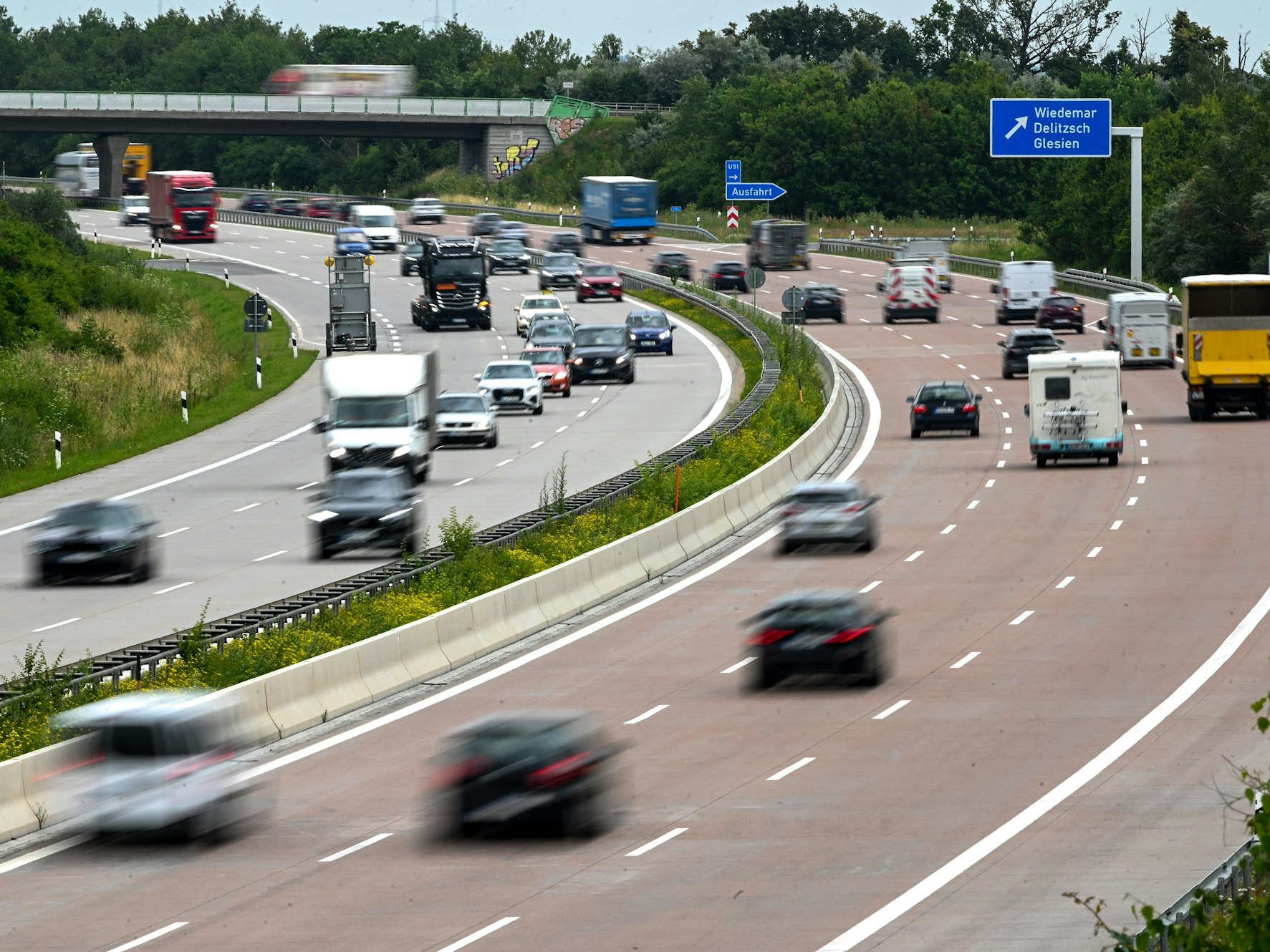 Das Kartellamt warnt: Der Preisaufschlag an Autobahntankstellen wächst (Symbolbild).