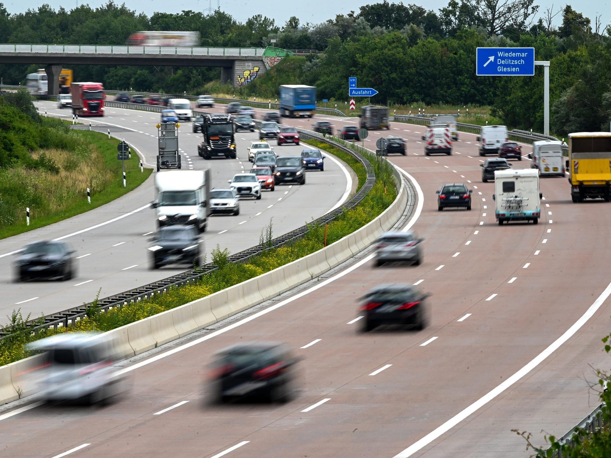 Das Kartellamt warnt: Der Preisaufschlag an Autobahntankstellen wächst (Symbolbild).
