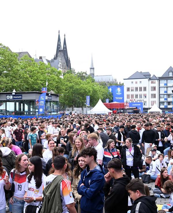 Fans auf dem Heumarkt.