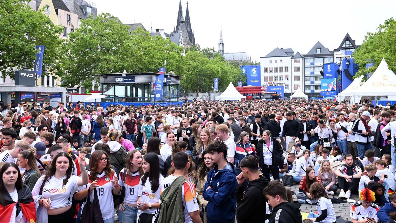 Fans auf dem Heumarkt.