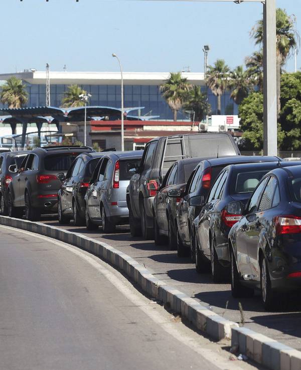 Spanien stehen auf einer Straße in Spanien Schlange.