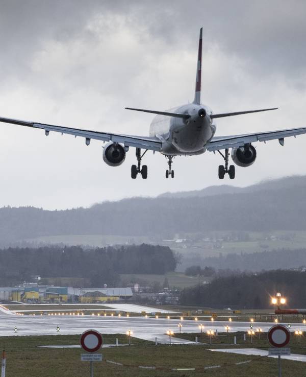 Ein Flugzeug landet während eines Sturms am Flughafen Zürich.