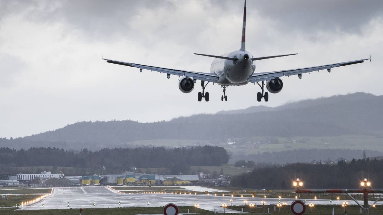 Ein Flugzeug landet während eines Sturms am Flughafen Zürich.