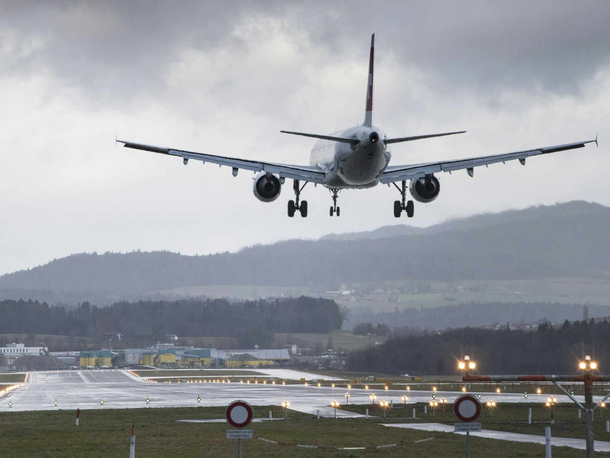 Ein Flugzeug landet während eines Sturms am Flughafen Zürich.