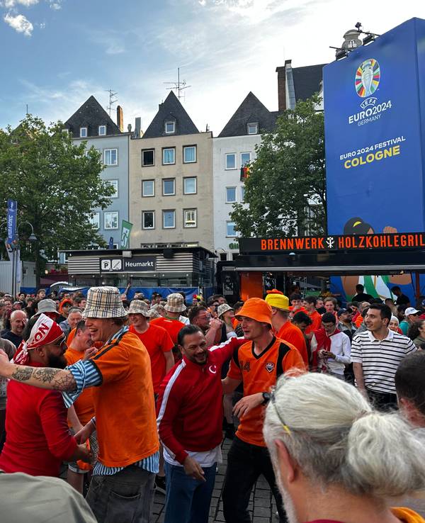 Vor der Partie herrscht gute Laune auf dem Heumarkt. Niederländische und türkische Fans feiern gemeinsam.
