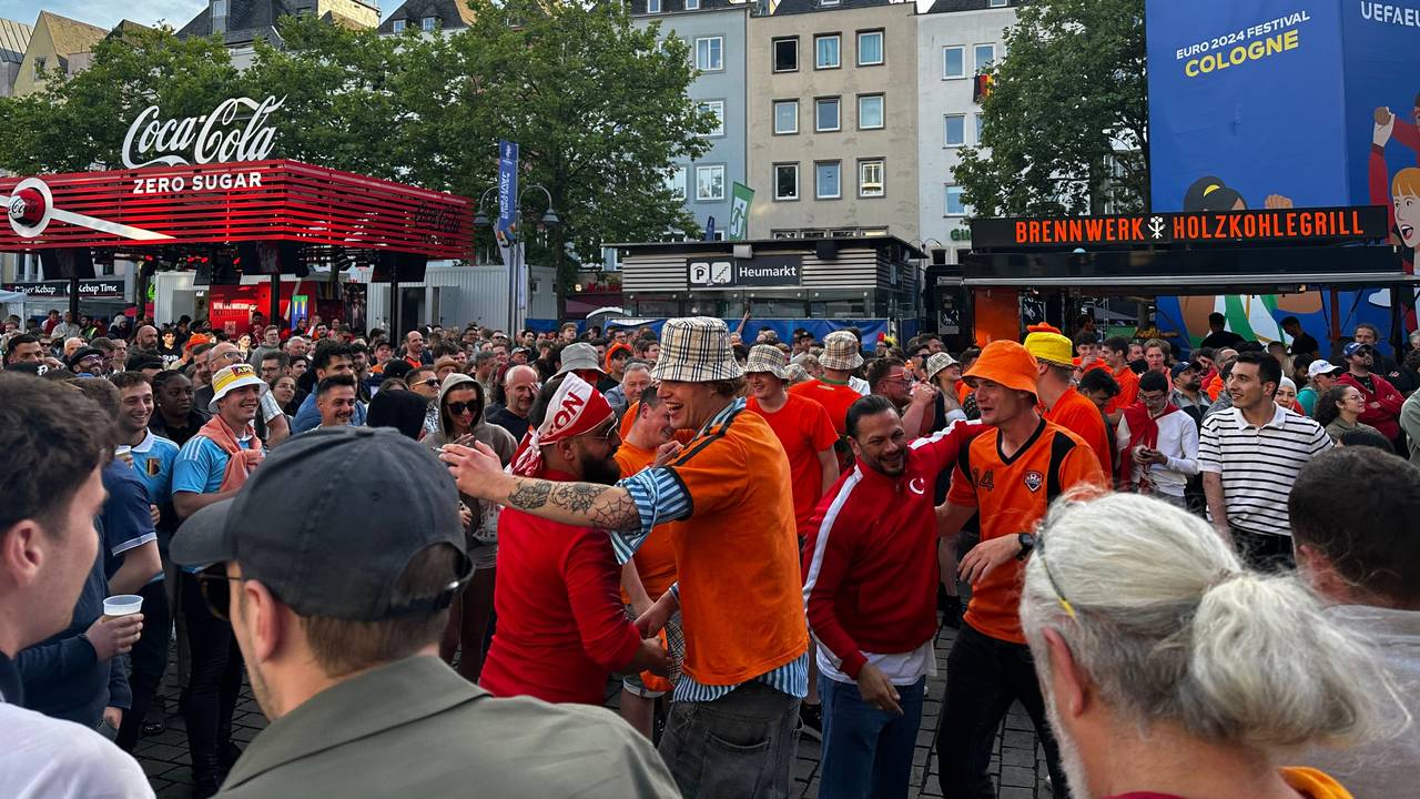 Vor der Partie herrscht gute Laune auf dem Heumarkt. Niederländische und türkische Fans feiern gemeinsam.