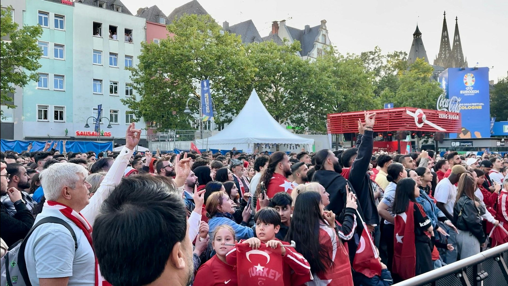 Auch beim Public Viewing am Kölner Heumarkt haben vereinzelte Fans die umstrittene Wolfsgruß-Geste gezeigt.