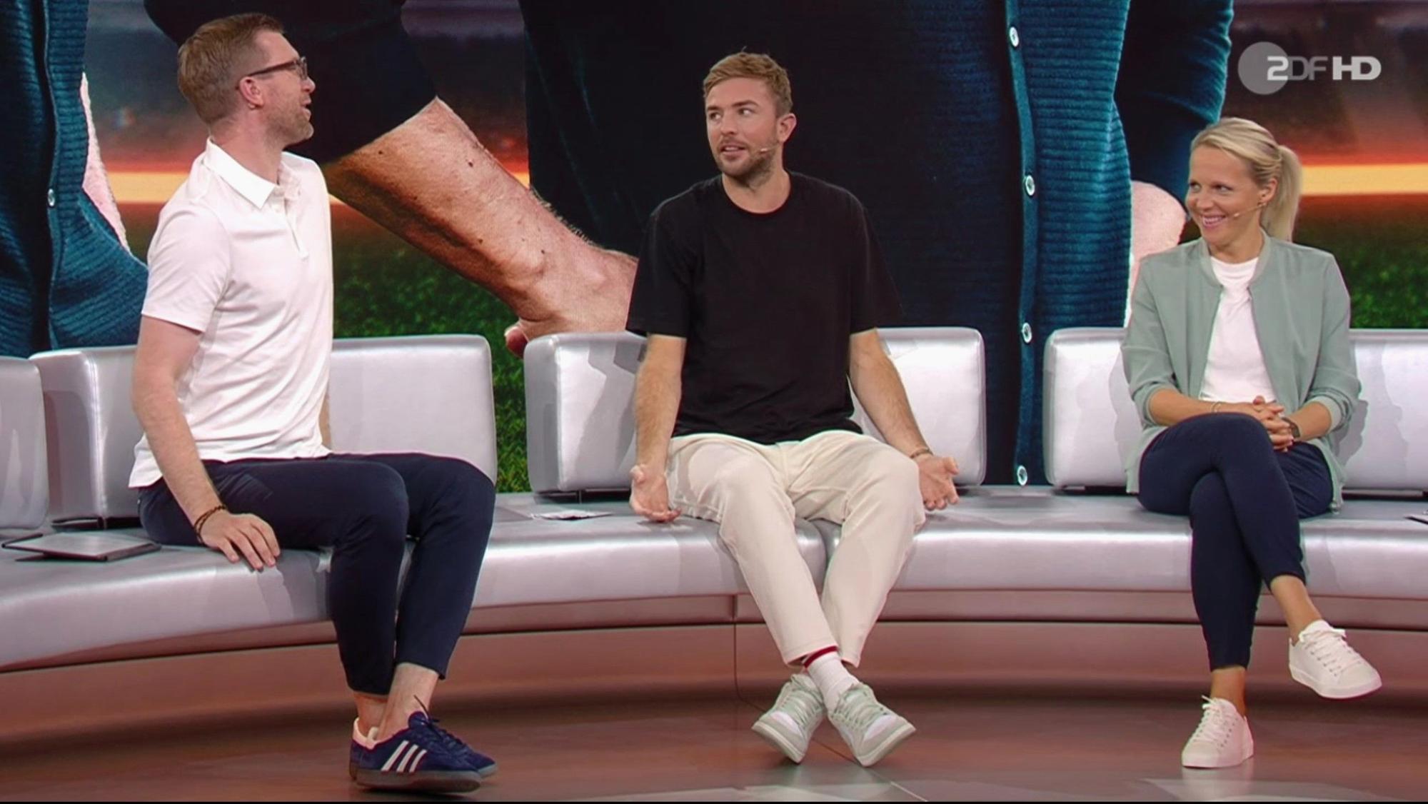 Das ZDF-Duo Christoph Kramer (M.) und Per Mertesacker neben Expertin Fritzy Kromp bei der Analyse zum EM-Spiel zwischen Deutschland und Spanien