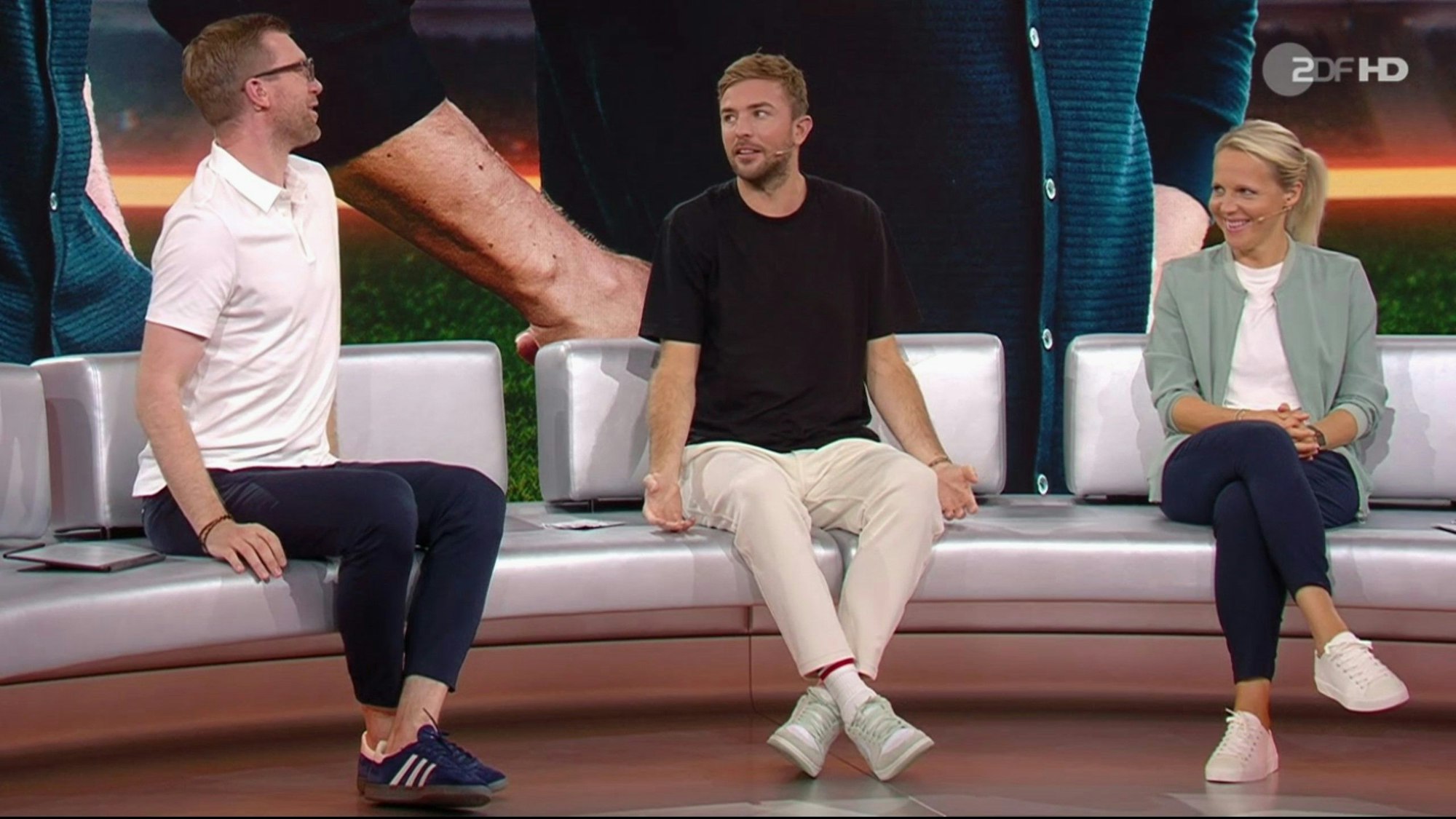 Das ZDF-Duo Christoph Kramer (M.) und Per Mertesacker neben Expertin Fritzy Kromp bei der Analyse zum EM-Spiel zwischen Deutschland und Spanien