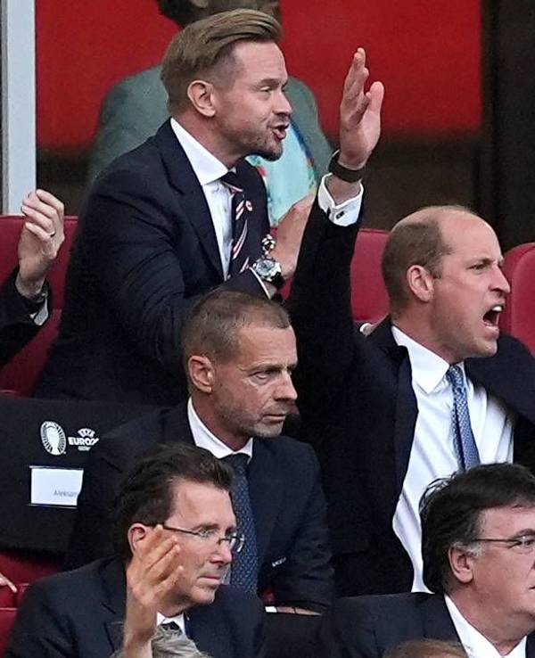 Nach dem Ausgleich durch Bukayo Saka (80.) ging es in die Verlängerung. Hier regt sich Prinz William über eine Aktion während der extra Spielzeit auf.