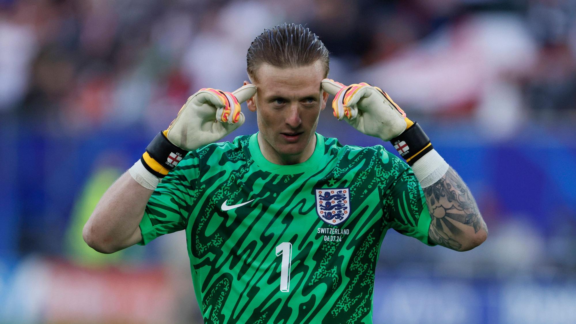 Jordan Pickford deutet mit den Händen auf seinen Kopf.