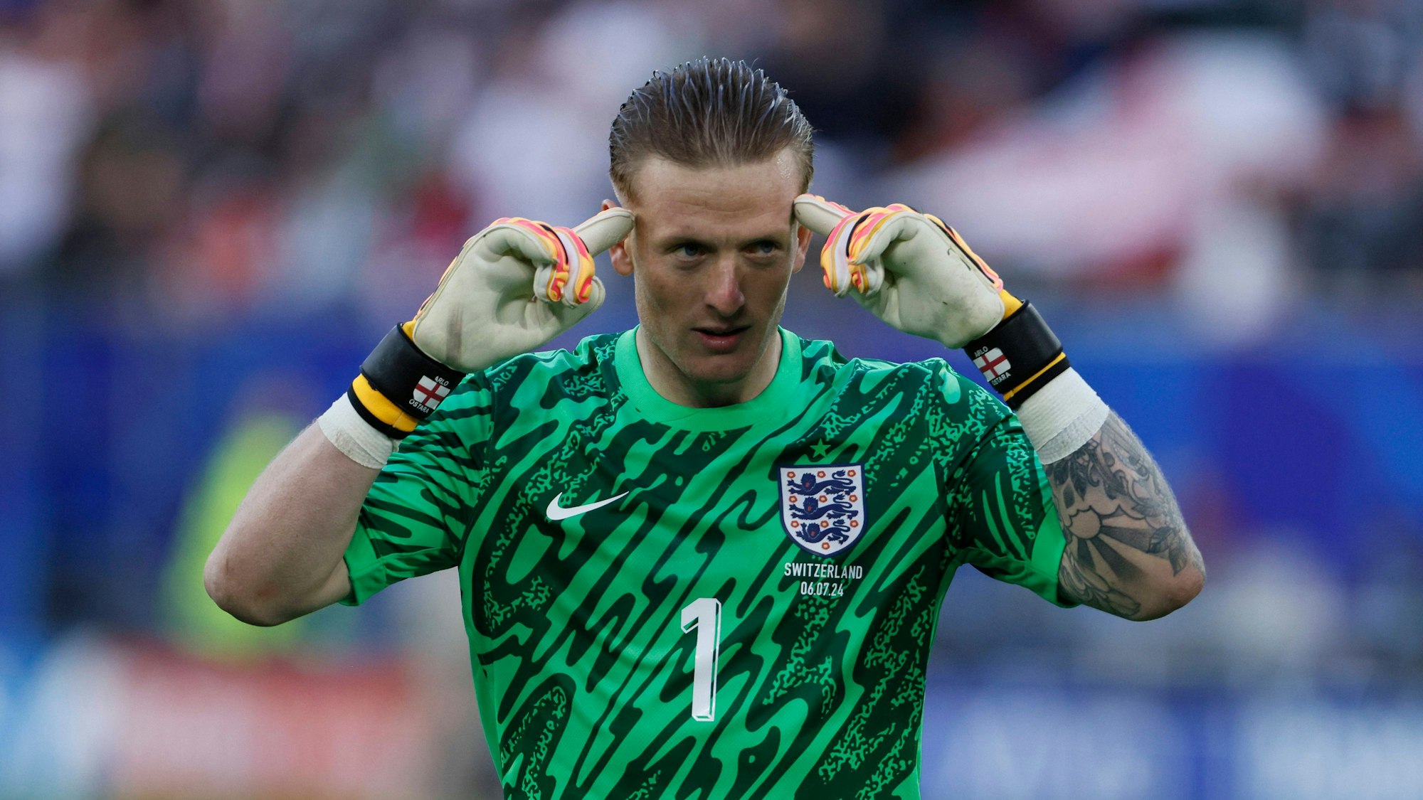 Jordan Pickford deutet mit den Händen auf seinen Kopf.