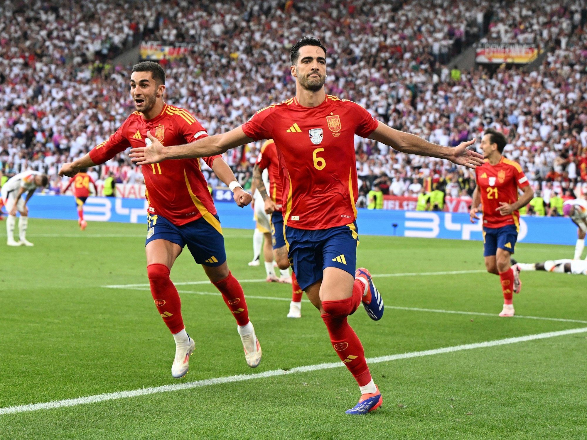 Spaniens Mikel Merino (m) bejubelt das Tor zum 2:1 mit Spaniens Ferrán Torres (l).