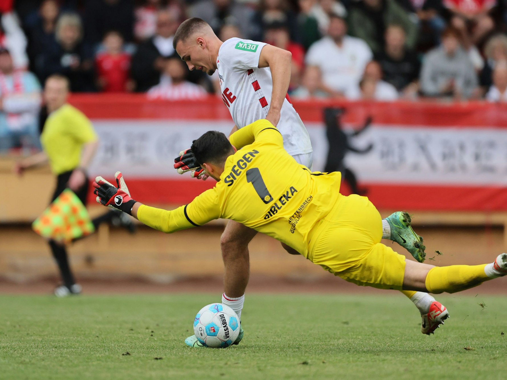 Tim Lemperle trifft gegen Siegen.