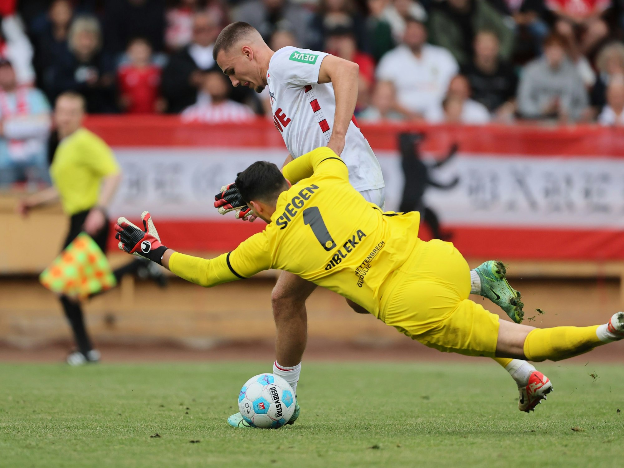 Tim Lemperle trifft gegen Siegen.