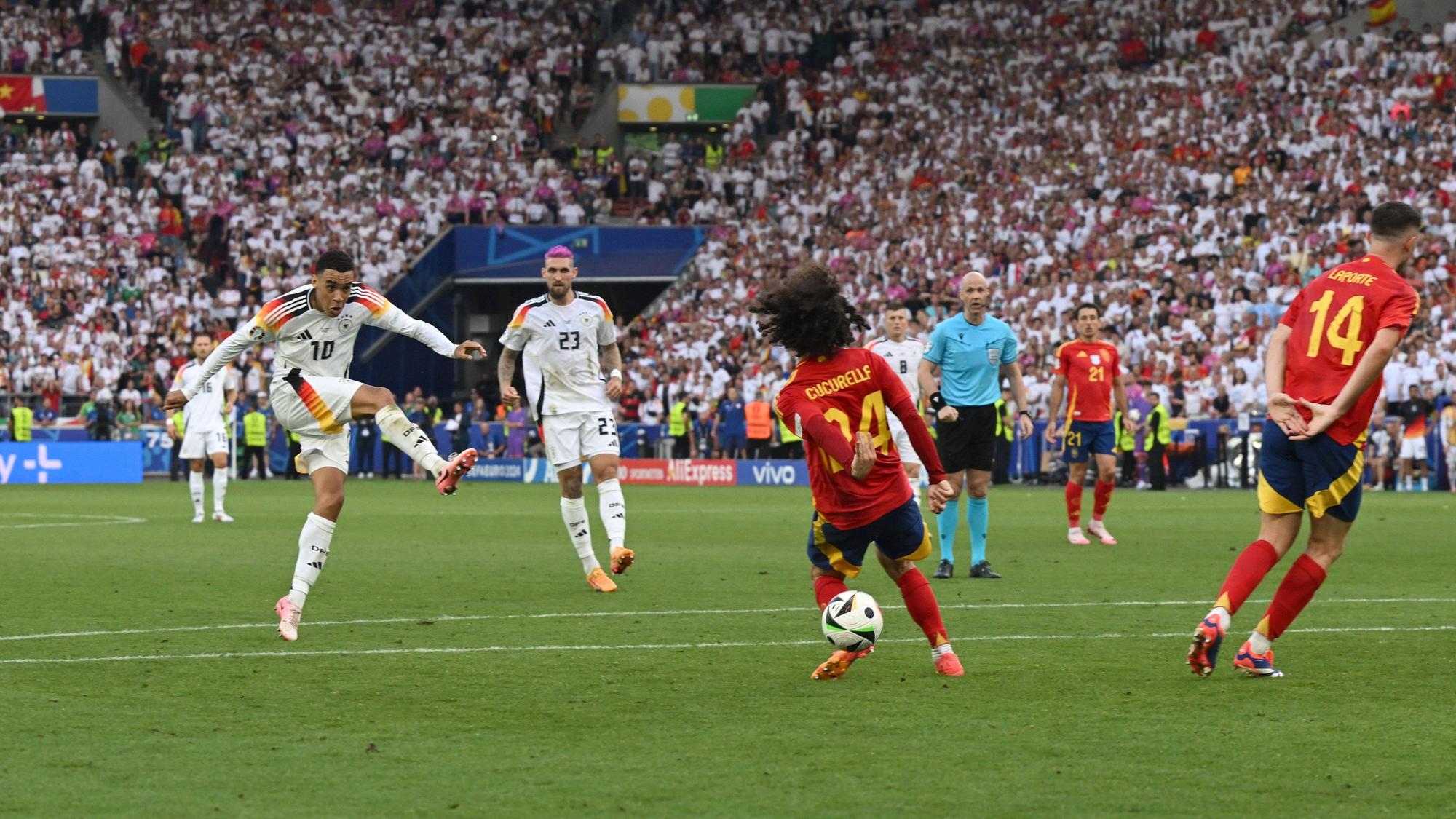 Von l. nach r. Jamal Musiala, Robert Andrich, Marc Cucurella, Anthony Taylor und Aymeric Laporte beim EM-Viertelfinale.