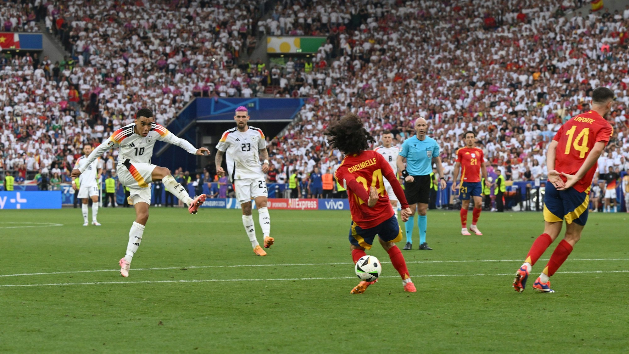 Von l. nach r. Jamal Musiala, Robert Andrich, Marc Cucurella, Anthony Taylor und Aymeric Laporte beim EM-Viertelfinale.